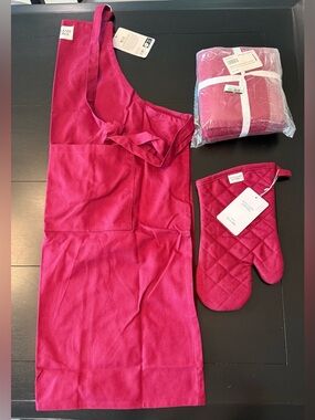 Williams Sonoma 3-Piece Kitchen Bundle Pomegranate Apron Oven Mitt Towels NWT